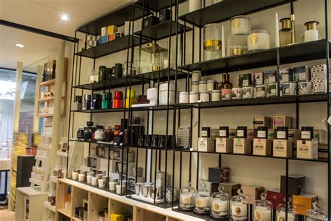 boutique de bougies parfumées|bougie parfumée dans un jardin.